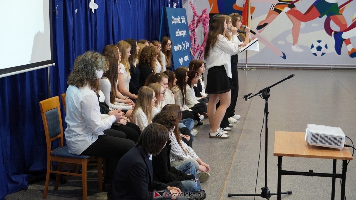 Zakończenie roku szkolnego klas maturalnych w I LO w Ostrołęce [25.04.2025] - zdjęcie #4 - eOstroleka.pl