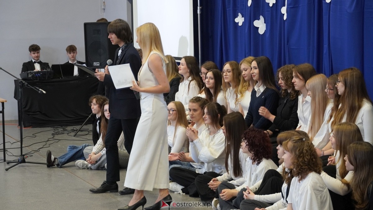 Zakończenie roku szkolnego klas maturalnych w I LO w Ostrołęce [25.04.2025] - zdjęcie #2 - eOstroleka.pl