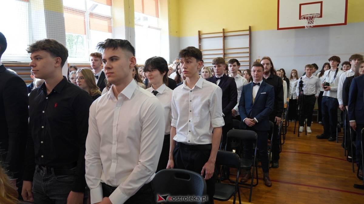 Zakończenie roku szkolnego klas maturalnych w II LO w Ostrołęce [25.04.2025] - zdjęcie #29 - eOstroleka.pl