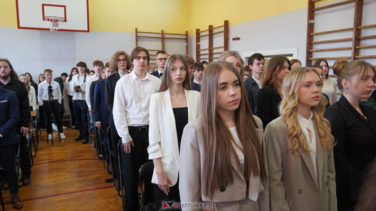 Zakończenie roku szkolnego klas maturalnych w II LO w Ostrołęce [25.04.2025] - zdjęcie #28 - eOstroleka.pl