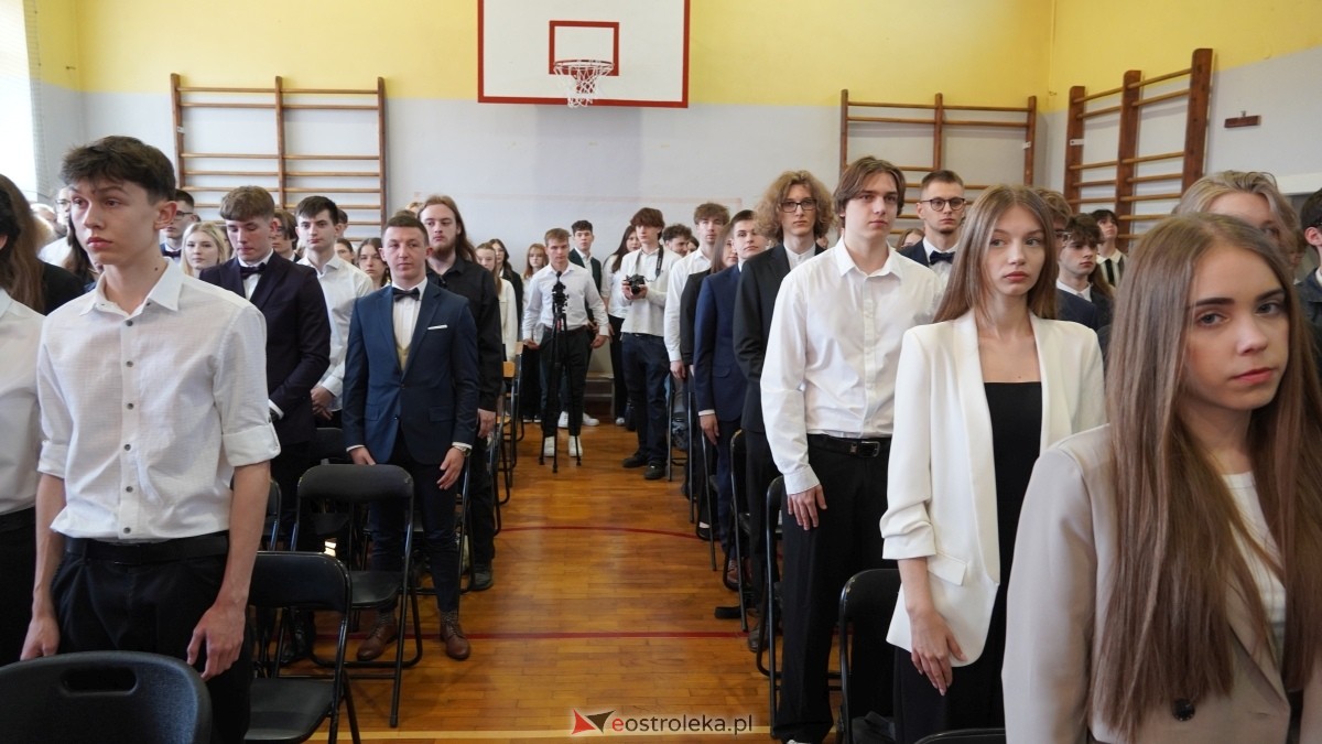 Zakończenie roku szkolnego klas maturalnych w II LO w Ostrołęce [25.04.2025] - zdjęcie #27 - eOstroleka.pl