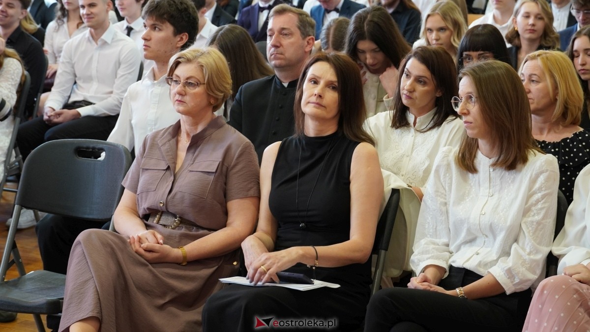Zakończenie roku szkolnego klas maturalnych w II LO w Ostrołęce [25.04.2025] - zdjęcie #26 - eOstroleka.pl