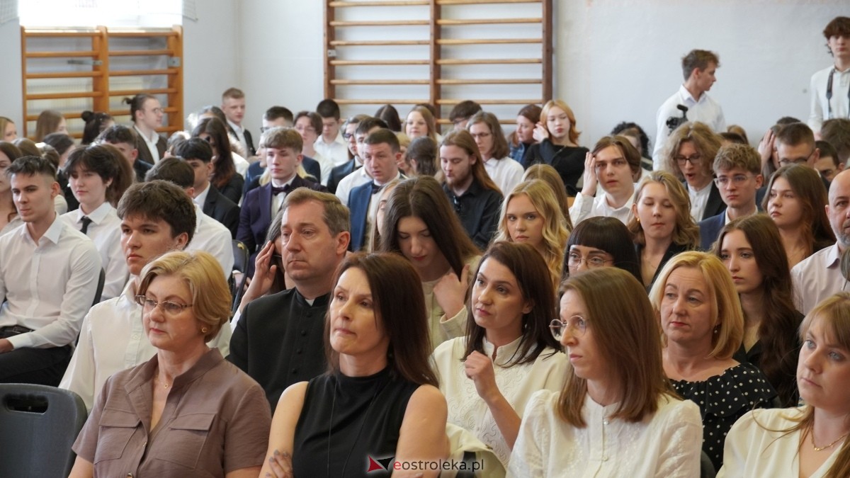 Zakończenie roku szkolnego klas maturalnych w II LO w Ostrołęce [25.04.2025] - zdjęcie #25 - eOstroleka.pl