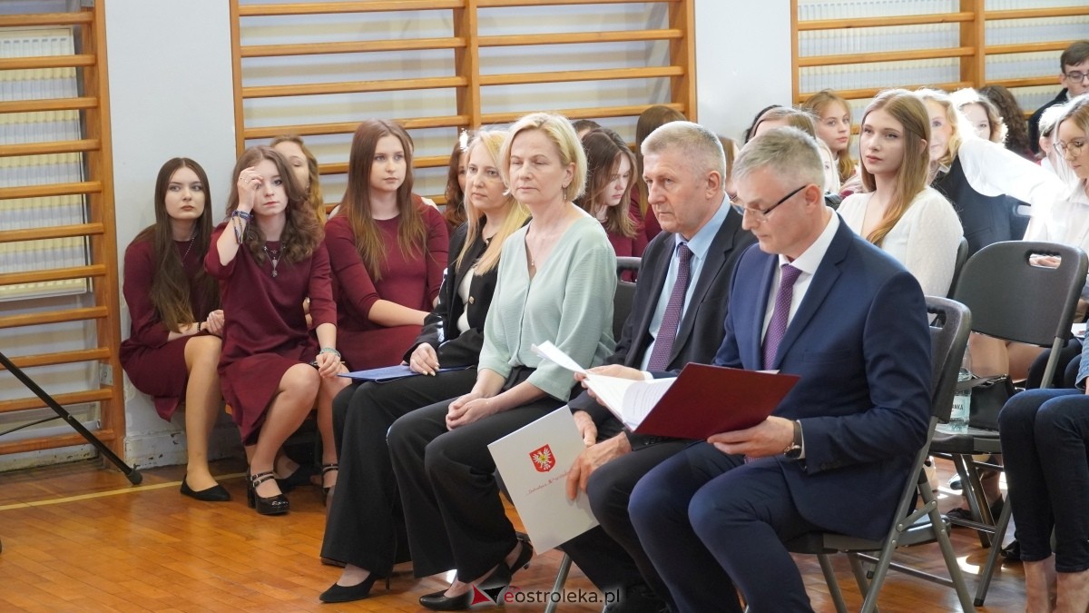 Zakończenie roku szkolnego klas maturalnych w II LO w Ostrołęce [25.04.2025] - zdjęcie #24 - eOstroleka.pl