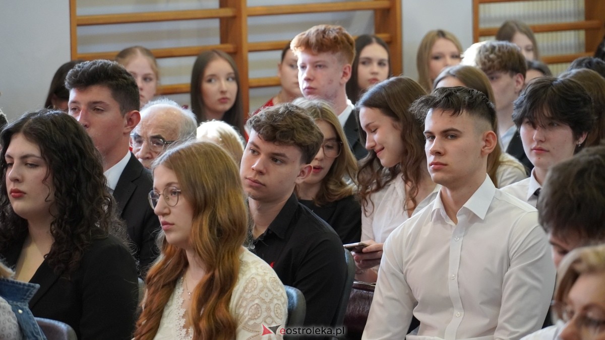 Zakończenie roku szkolnego klas maturalnych w II LO w Ostrołęce [25.04.2025] - zdjęcie #22 - eOstroleka.pl