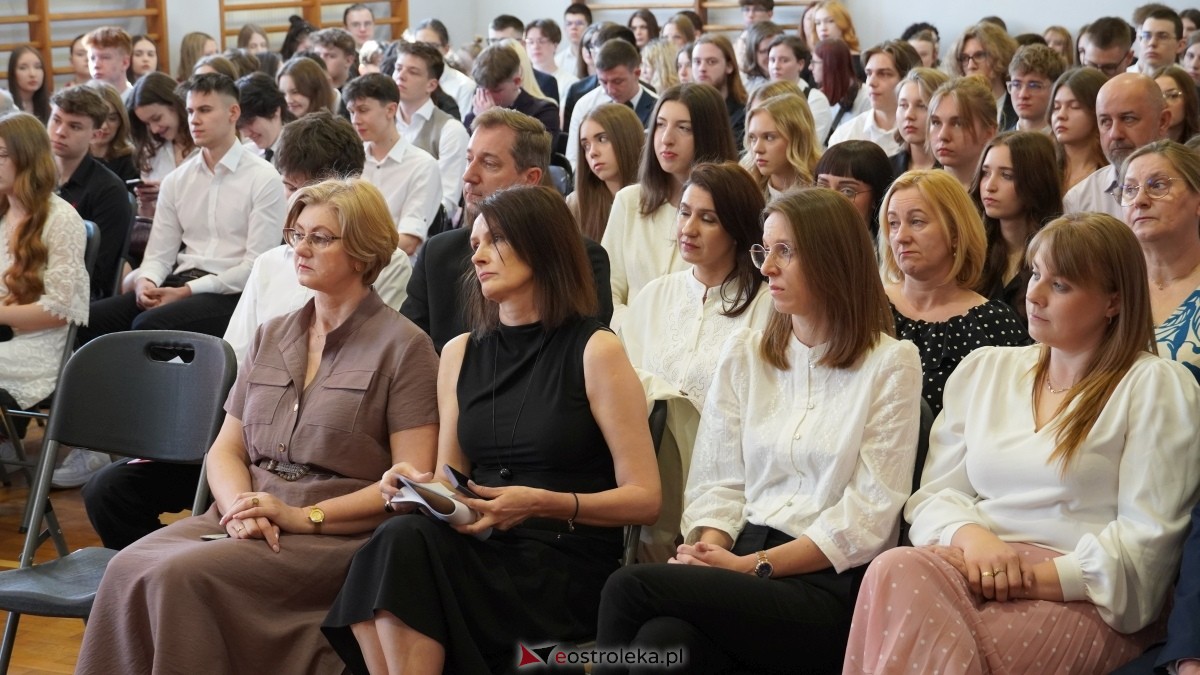 Zakończenie roku szkolnego klas maturalnych w II LO w Ostrołęce [25.04.2025] - zdjęcie #21 - eOstroleka.pl