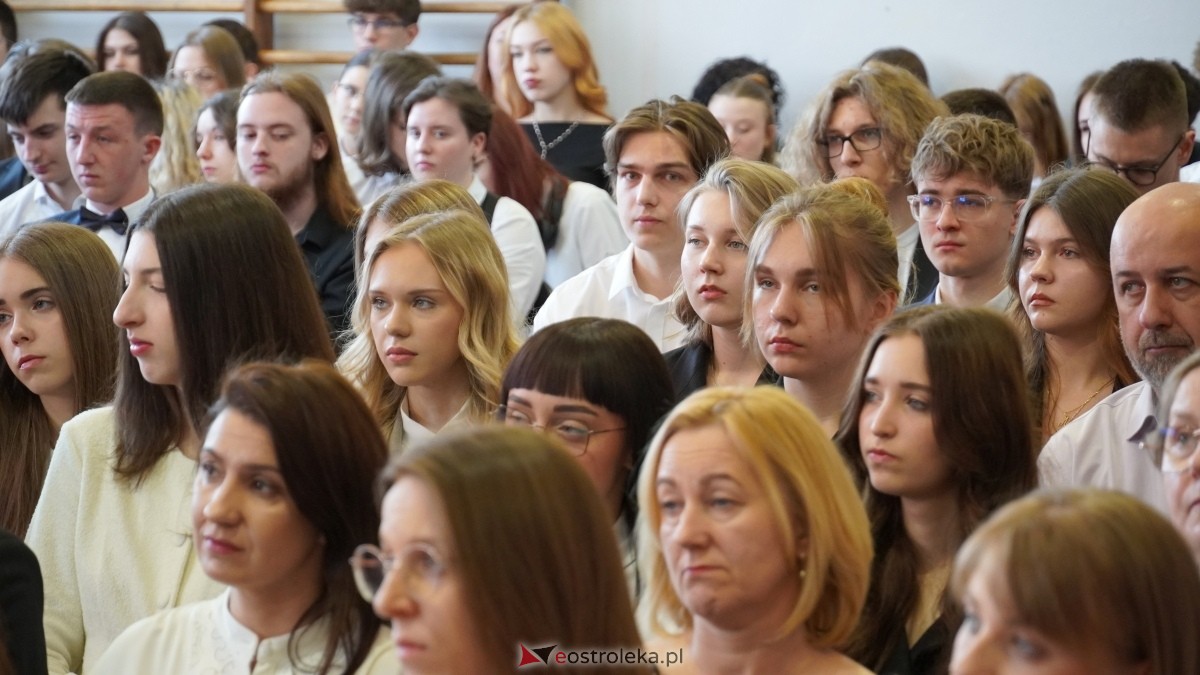 Zakończenie roku szkolnego klas maturalnych w II LO w Ostrołęce [25.04.2025] - zdjęcie #20 - eOstroleka.pl