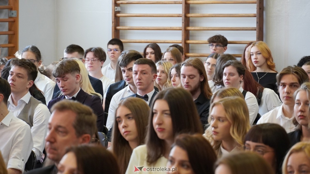 Zakończenie roku szkolnego klas maturalnych w II LO w Ostrołęce [25.04.2025] - zdjęcie #19 - eOstroleka.pl