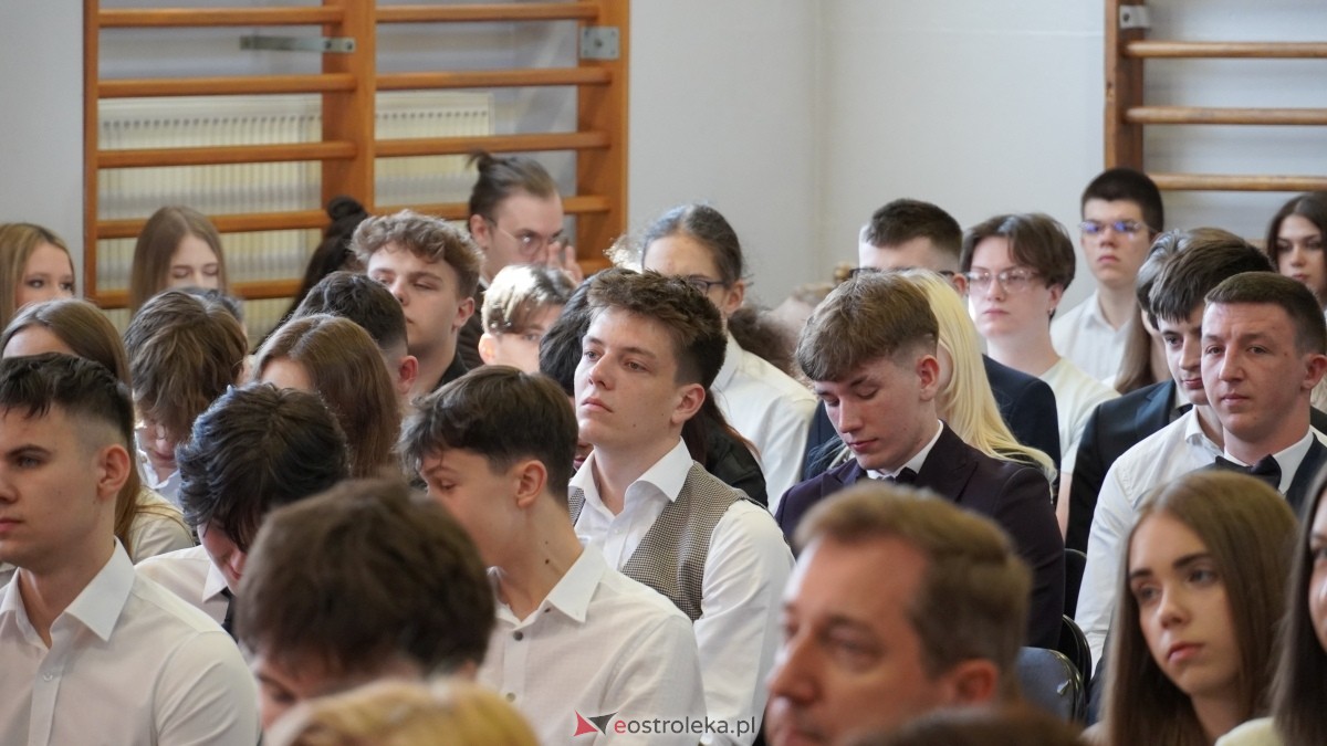 Zakończenie roku szkolnego klas maturalnych w II LO w Ostrołęce [25.04.2025] - zdjęcie #18 - eOstroleka.pl