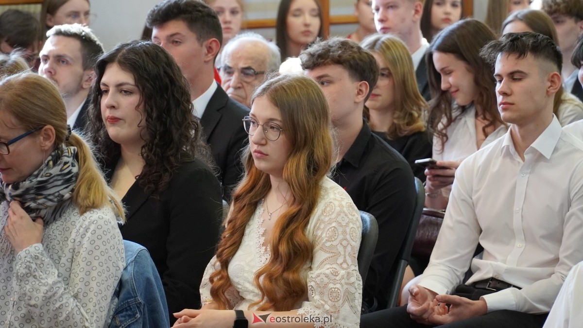 Zakończenie roku szkolnego klas maturalnych w II LO w Ostrołęce [25.04.2025] - zdjęcie #17 - eOstroleka.pl