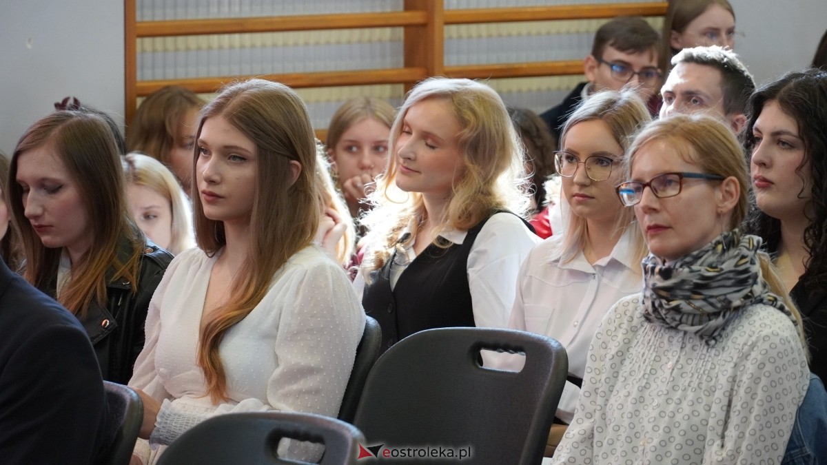 Zakończenie roku szkolnego klas maturalnych w II LO w Ostrołęce [25.04.2025] - zdjęcie #15 - eOstroleka.pl