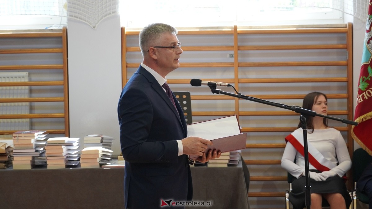 Zakończenie roku szkolnego klas maturalnych w II LO w Ostrołęce [25.04.2025] - zdjęcie #13 - eOstroleka.pl