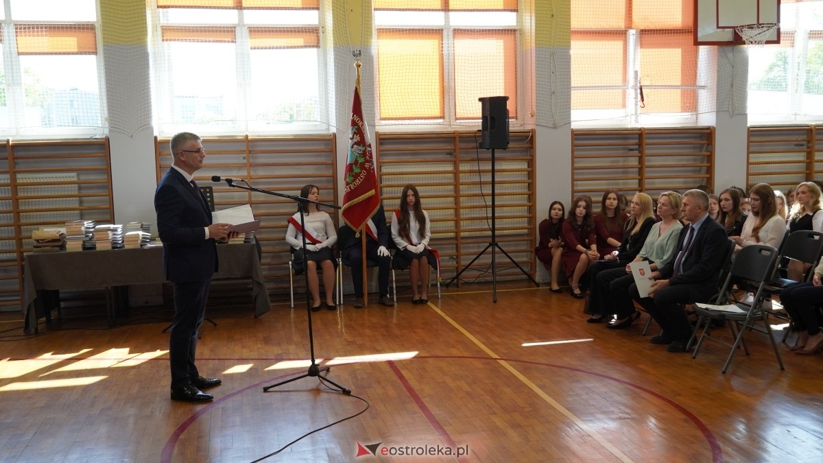 Zakończenie roku szkolnego klas maturalnych w II LO w Ostrołęce [25.04.2025] - zdjęcie #11 - eOstroleka.pl
