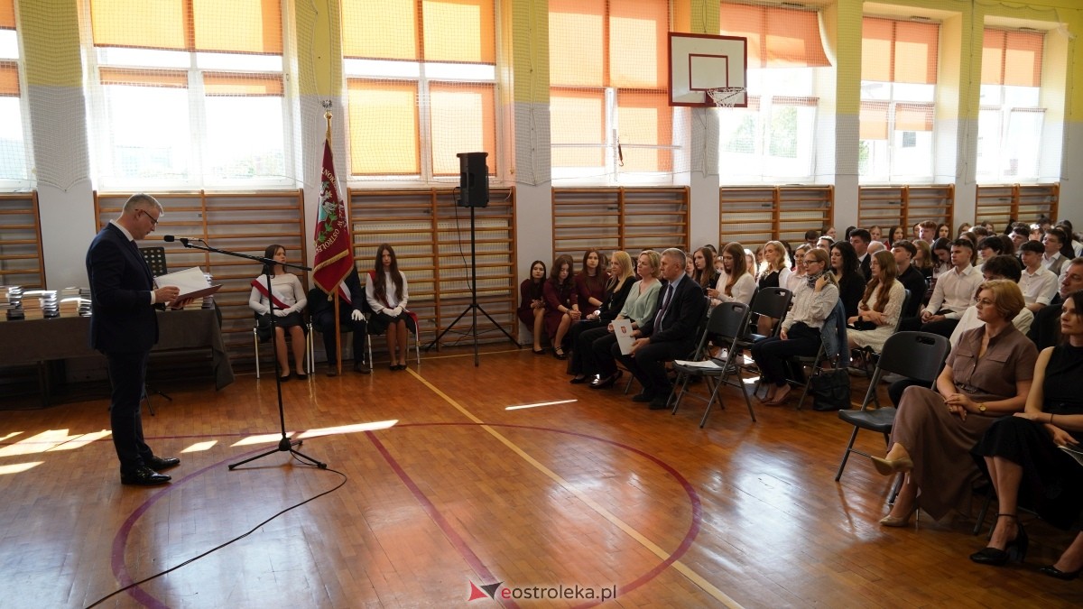 Zakończenie roku szkolnego klas maturalnych w II LO w Ostrołęce [25.04.2025] - zdjęcie #10 - eOstroleka.pl