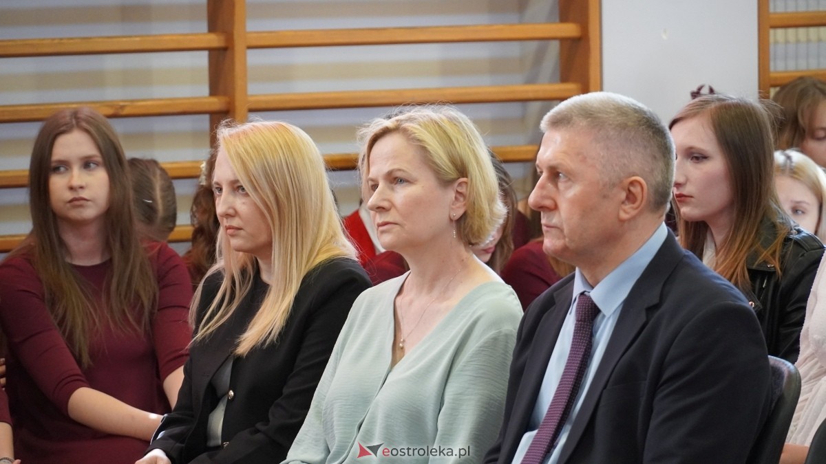 Zakończenie roku szkolnego klas maturalnych w II LO w Ostrołęce [25.04.2025] - zdjęcie #9 - eOstroleka.pl