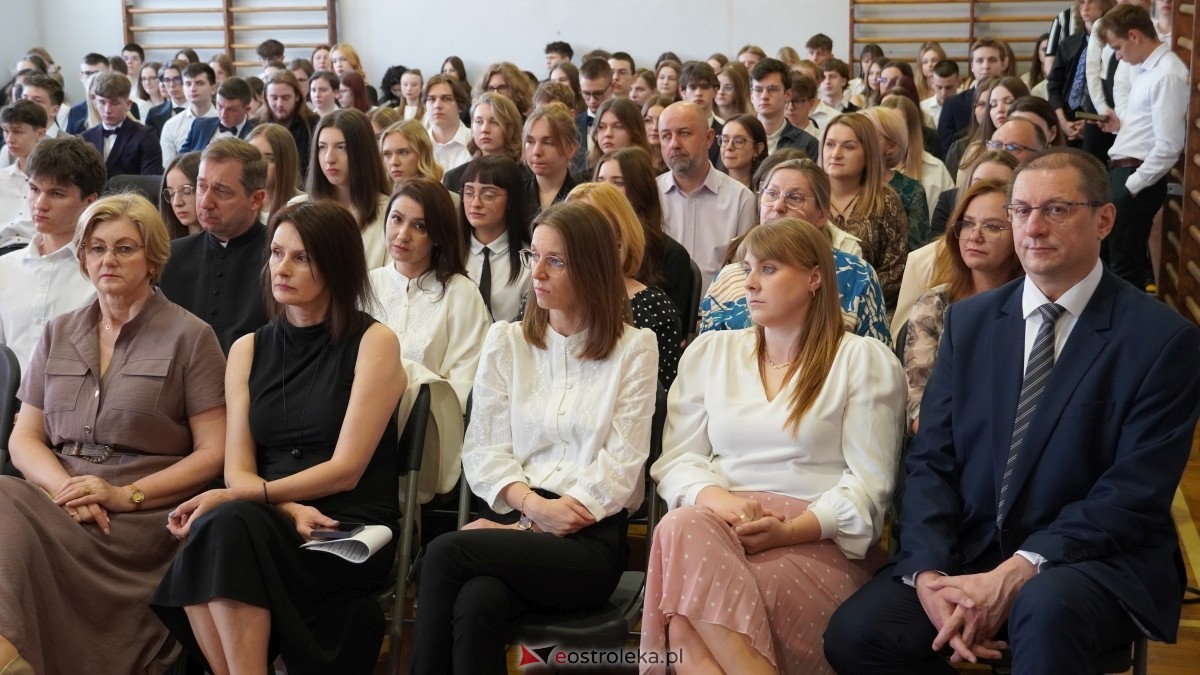 Zakończenie roku szkolnego klas maturalnych w II LO w Ostrołęce [25.04.2025] - zdjęcie #8 - eOstroleka.pl