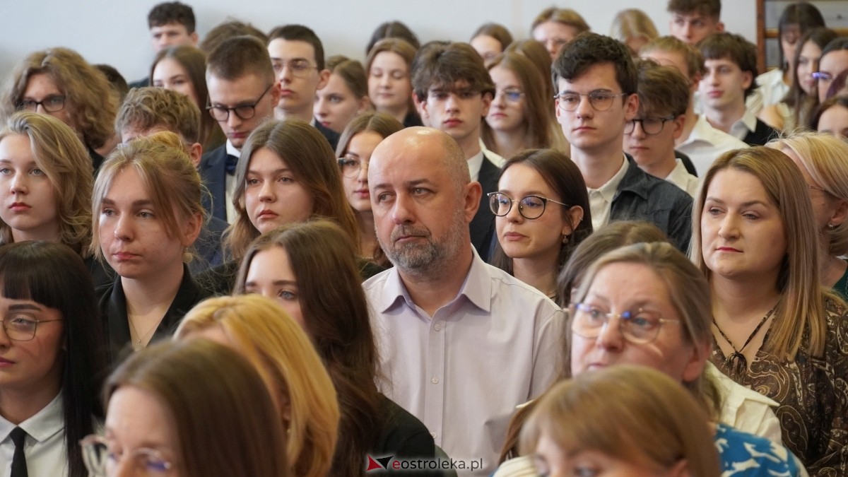 Zakończenie roku szkolnego klas maturalnych w II LO w Ostrołęce [25.04.2025] - zdjęcie #7 - eOstroleka.pl
