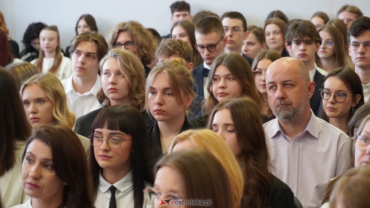 Zakończenie roku szkolnego klas maturalnych w II LO w Ostrołęce [25.04.2025] - zdjęcie #6 - eOstroleka.pl