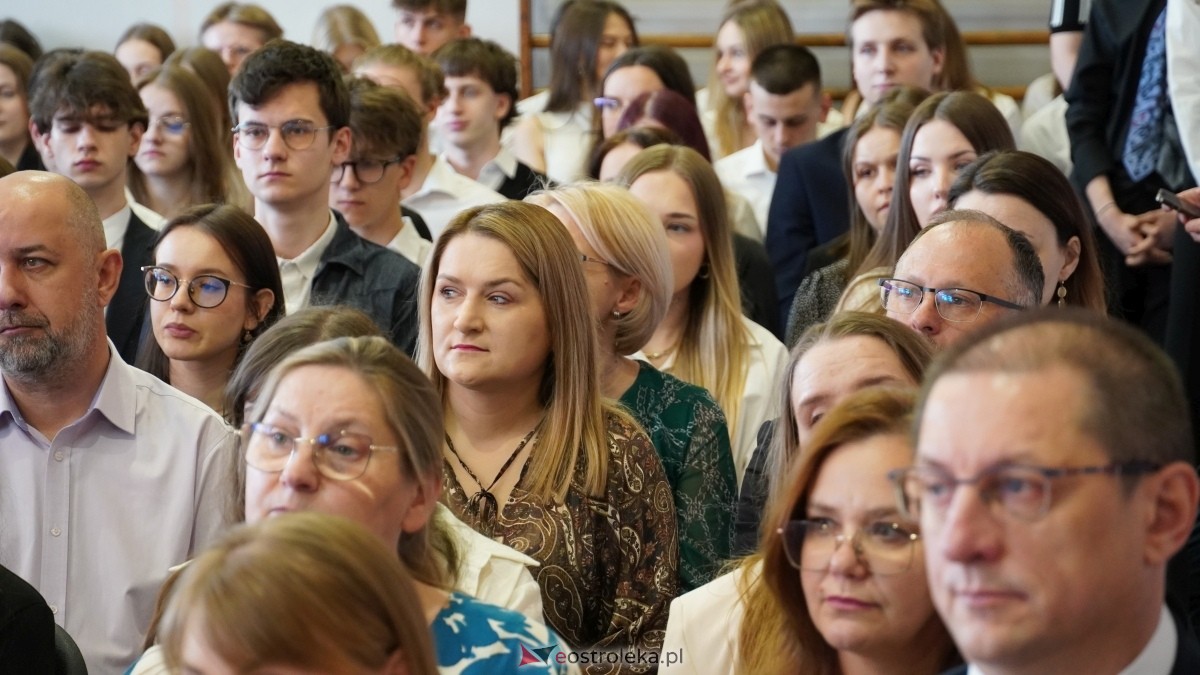 Zakończenie roku szkolnego klas maturalnych w II LO w Ostrołęce [25.04.2025] - zdjęcie #5 - eOstroleka.pl