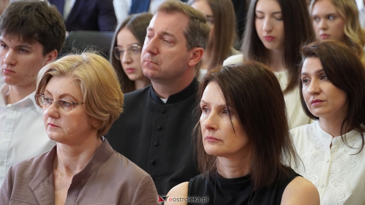Zakończenie roku szkolnego klas maturalnych w II LO w Ostrołęce [25.04.2025] - zdjęcie #4 - eOstroleka.pl