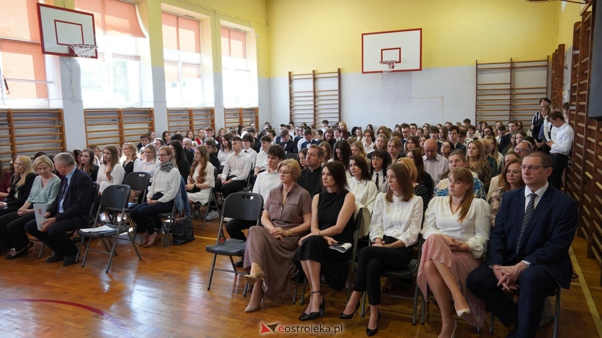 Zakończenie roku szkolnego klas maturalnych w II LO w Ostrołęce [25.04.2025] - zdjęcie #3 - eOstroleka.pl