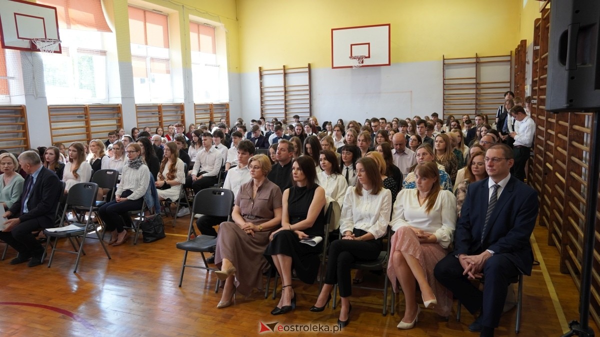 Zakończenie roku szkolnego klas maturalnych w II LO w Ostrołęce [25.04.2025] - zdjęcie #2 - eOstroleka.pl
