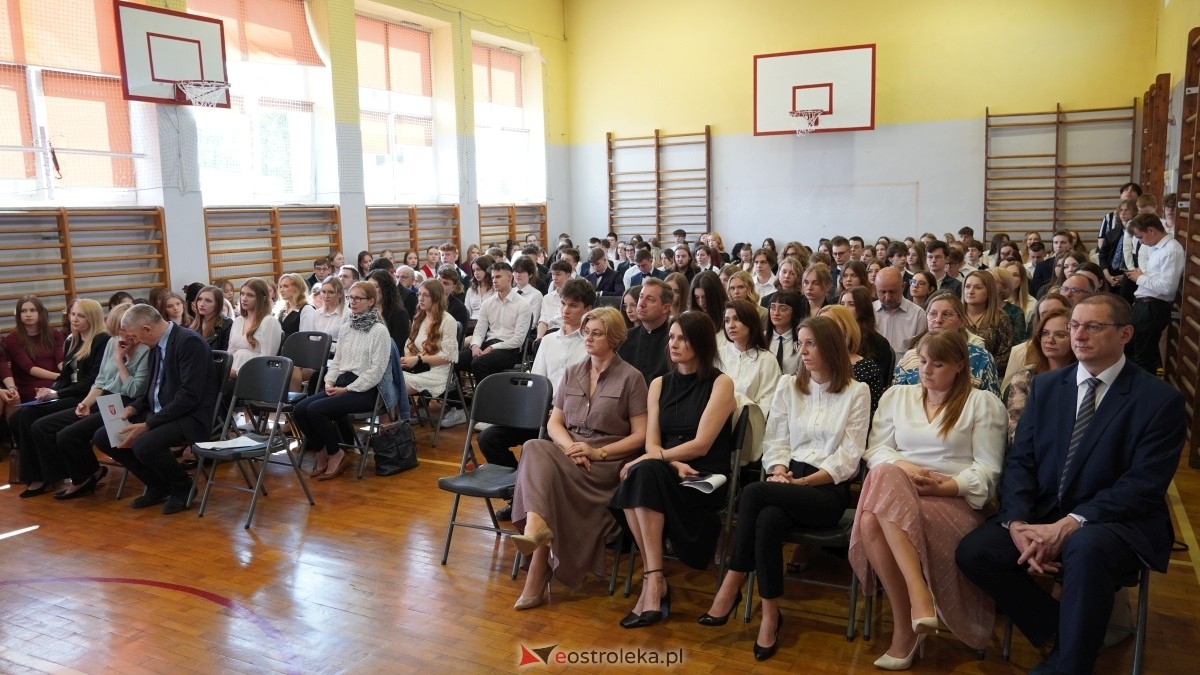 Zakończenie roku szkolnego klas maturalnych w II LO w Ostrołęce [25.04.2025] - zdjęcie #1 - eOstroleka.pl