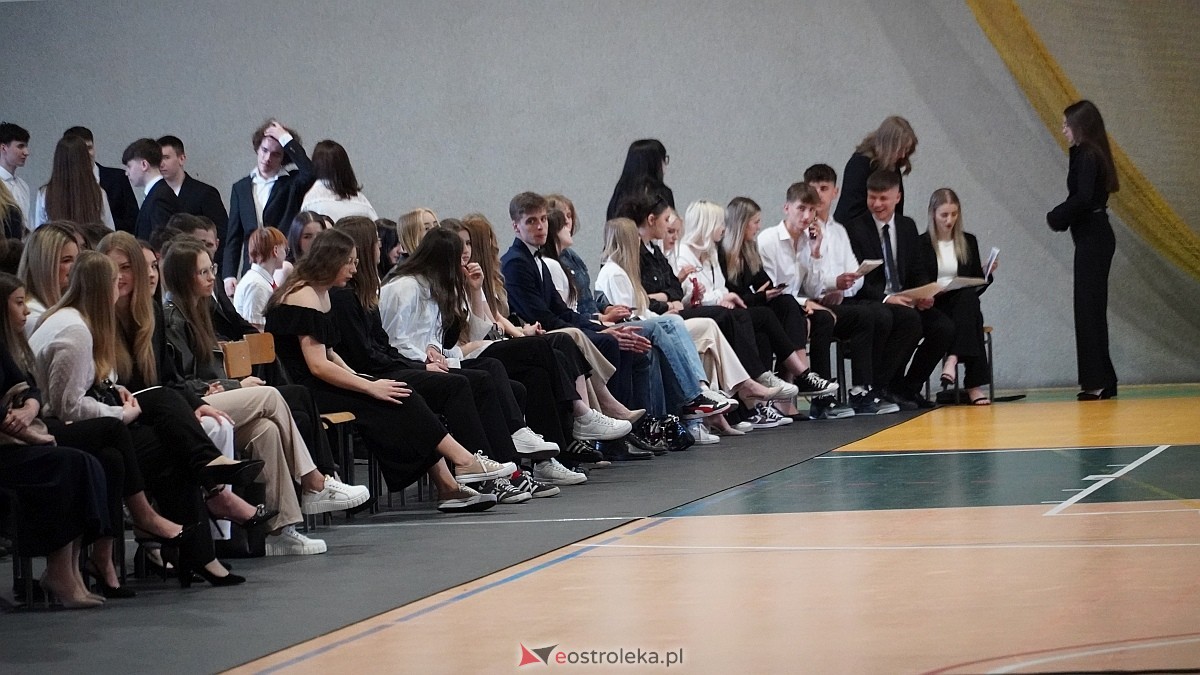 Zakończenie roku szkolnego w III LO w Ostrołęce [25.04.2025] - zdjęcie #100 - eOstroleka.pl