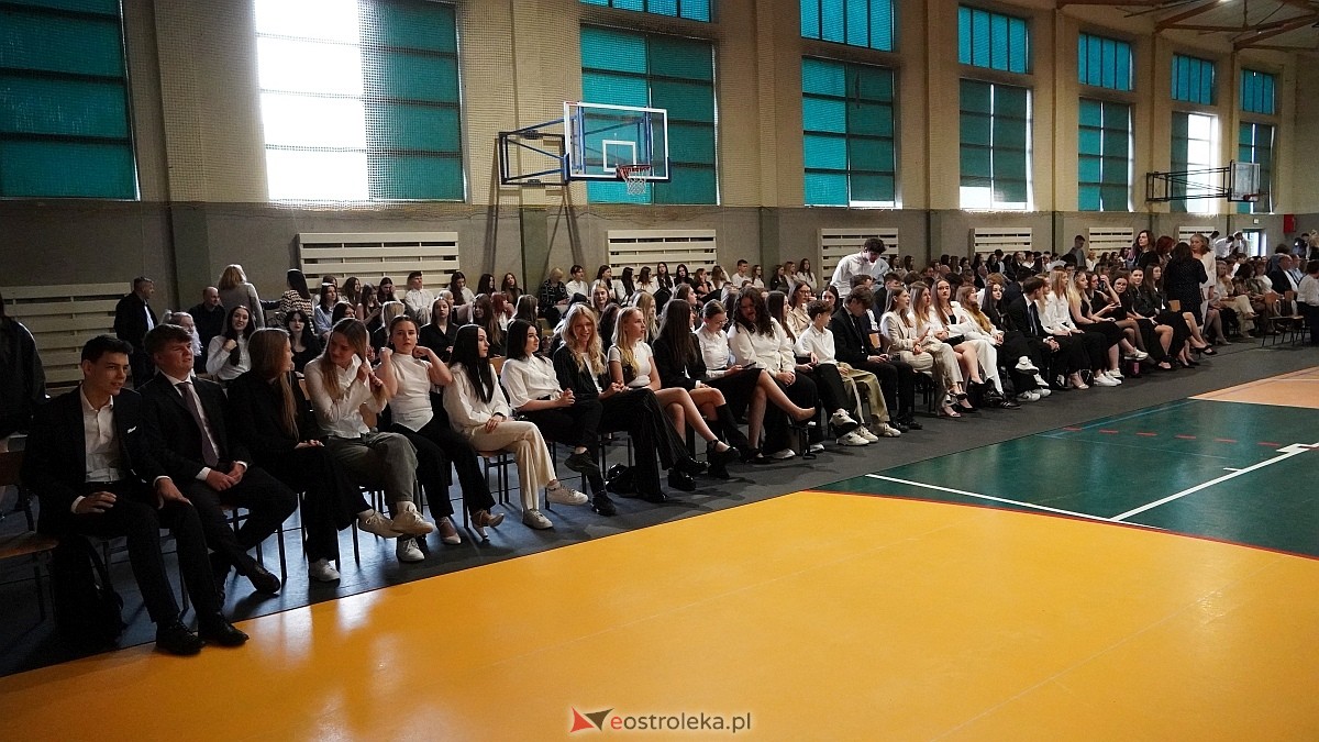Zakończenie roku szkolnego w III LO w Ostrołęce [25.04.2025] - zdjęcie #99 - eOstroleka.pl