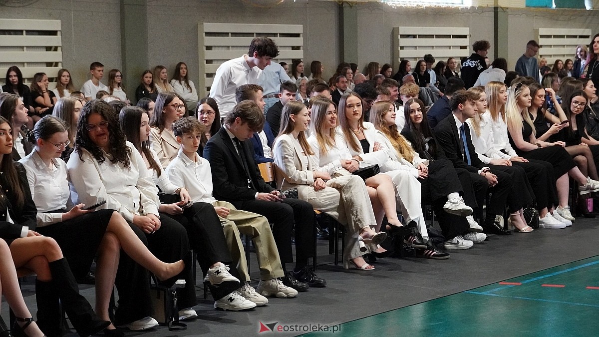 Zakończenie roku szkolnego w III LO w Ostrołęce [25.04.2025] - zdjęcie #98 - eOstroleka.pl