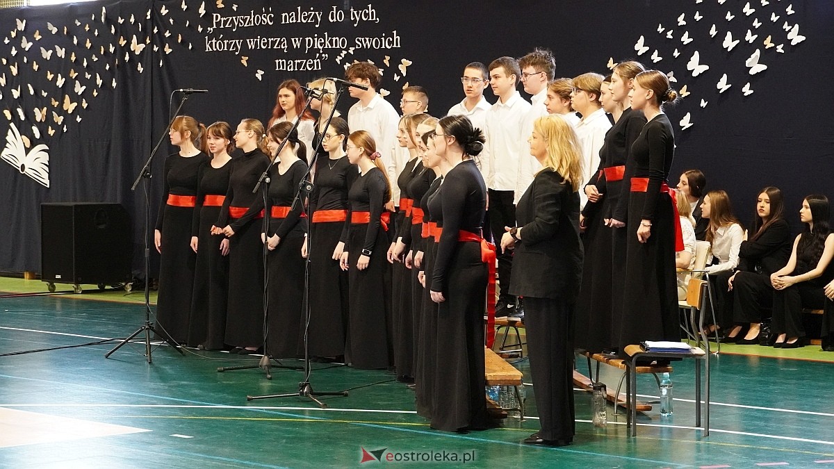 Zakończenie roku szkolnego w III LO w Ostrołęce [25.04.2025] - zdjęcie #97 - eOstroleka.pl