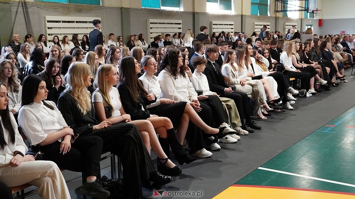 Zakończenie roku szkolnego w III LO w Ostrołęce [25.04.2025] - zdjęcie #96 - eOstroleka.pl