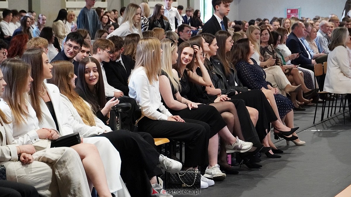 Zakończenie roku szkolnego w III LO w Ostrołęce [25.04.2025] - zdjęcie #95 - eOstroleka.pl