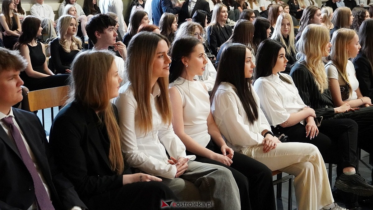Zakończenie roku szkolnego w III LO w Ostrołęce [25.04.2025] - zdjęcie #93 - eOstroleka.pl