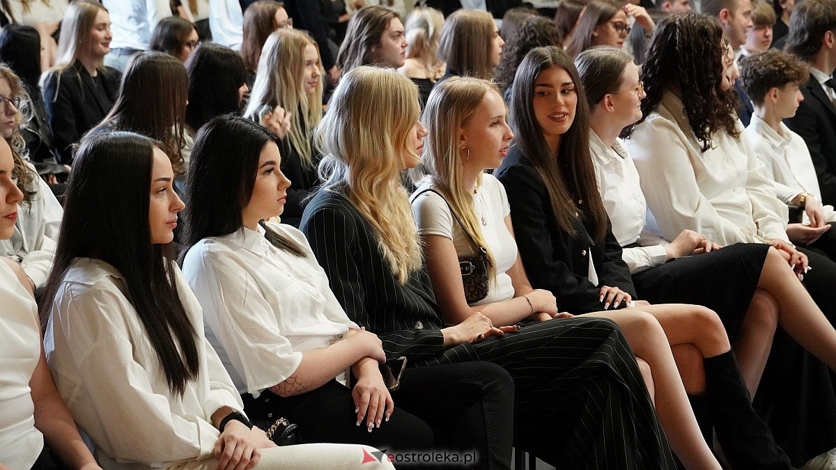 Zakończenie roku szkolnego w III LO w Ostrołęce [25.04.2025] - zdjęcie #92 - eOstroleka.pl