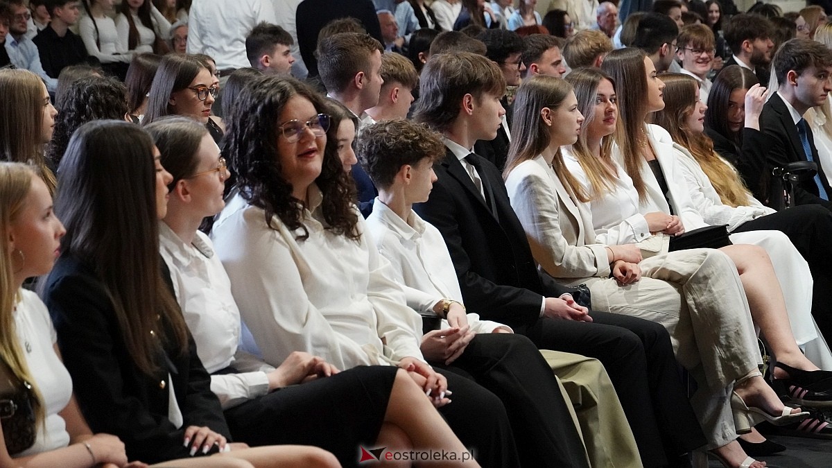 Zakończenie roku szkolnego w III LO w Ostrołęce [25.04.2025] - zdjęcie #91 - eOstroleka.pl