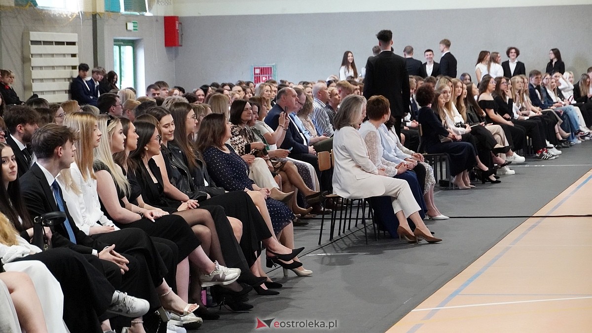 Zakończenie roku szkolnego w III LO w Ostrołęce [25.04.2025] - zdjęcie #89 - eOstroleka.pl