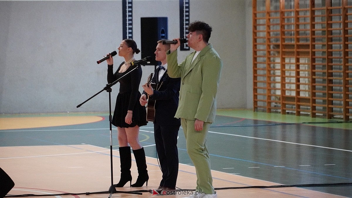 Zakończenie roku szkolnego w III LO w Ostrołęce [25.04.2025] - zdjęcie #88 - eOstroleka.pl