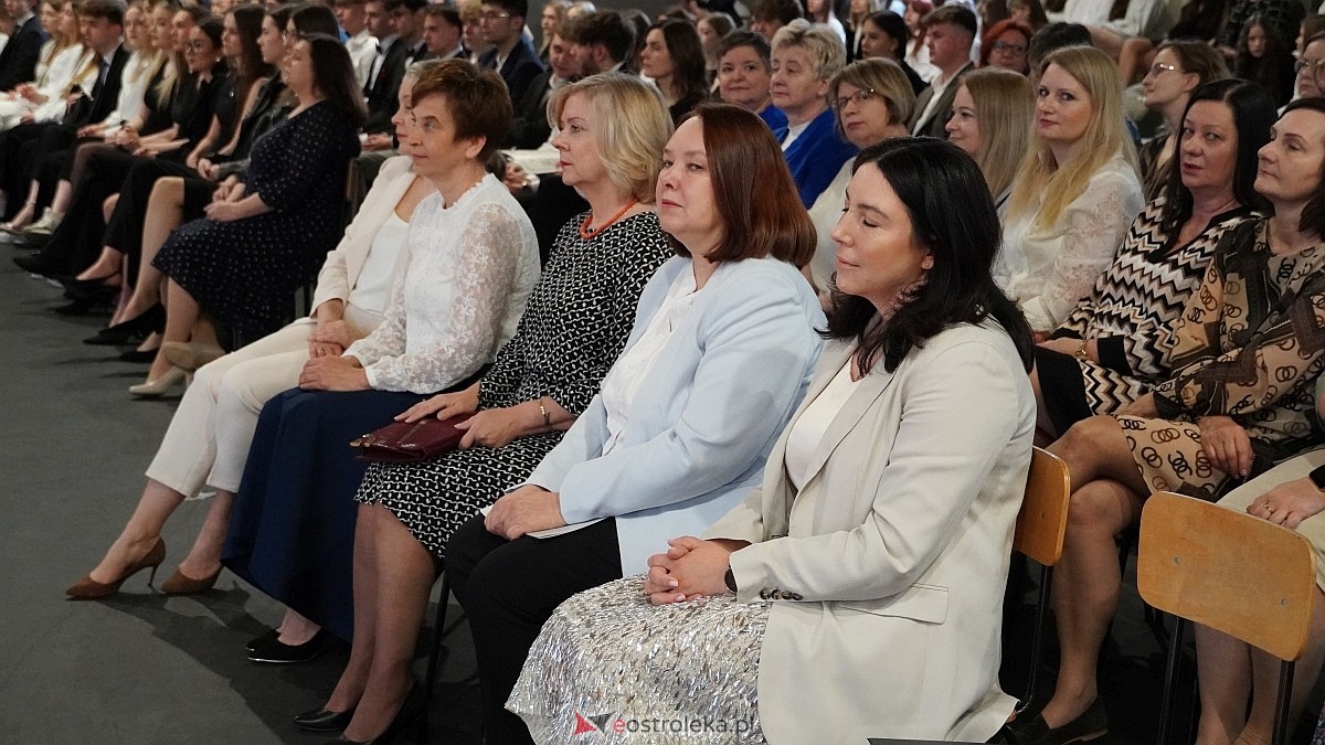 Zakończenie roku szkolnego w III LO w Ostrołęce [25.04.2025] - zdjęcie #82 - eOstroleka.pl