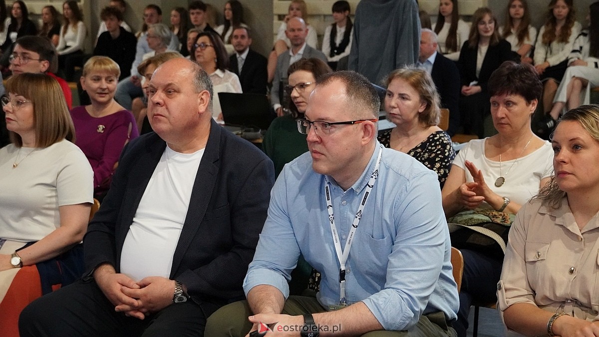 Zakończenie roku szkolnego w III LO w Ostrołęce [25.04.2025] - zdjęcie #81 - eOstroleka.pl