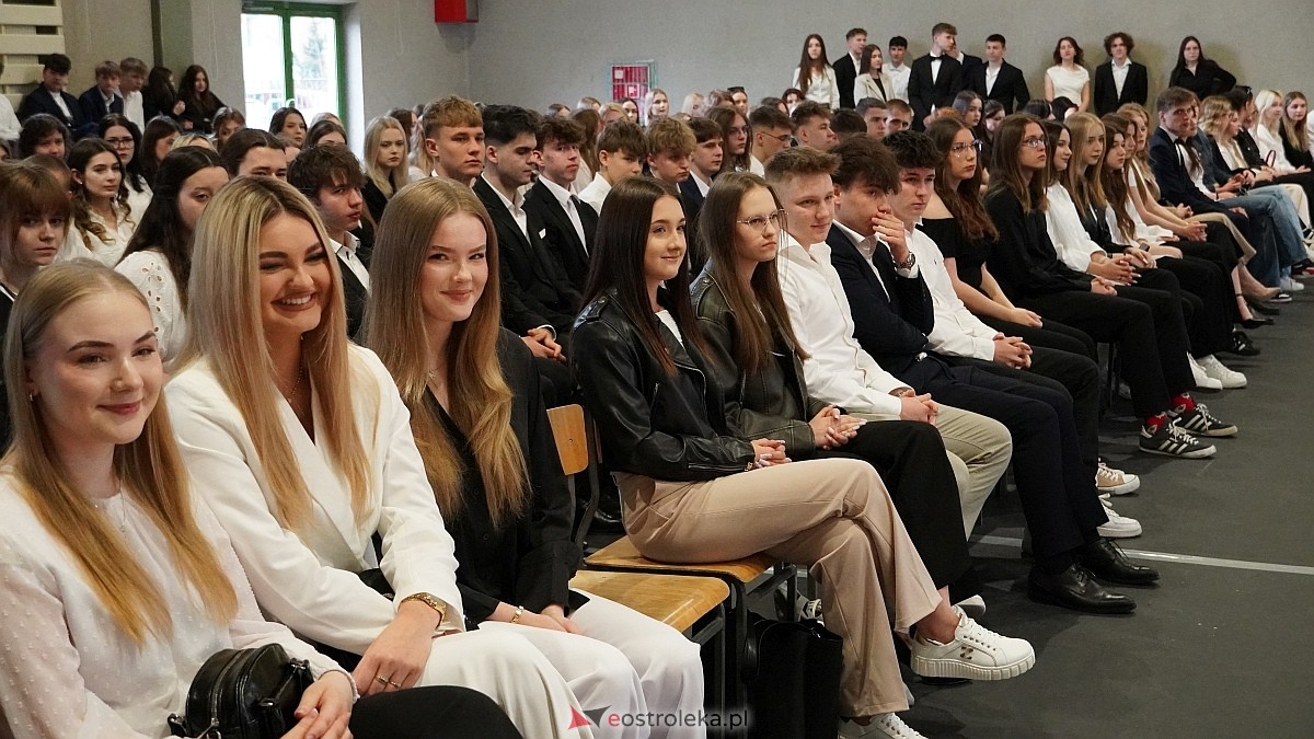 Zakończenie roku szkolnego w III LO w Ostrołęce [25.04.2025] - zdjęcie #77 - eOstroleka.pl