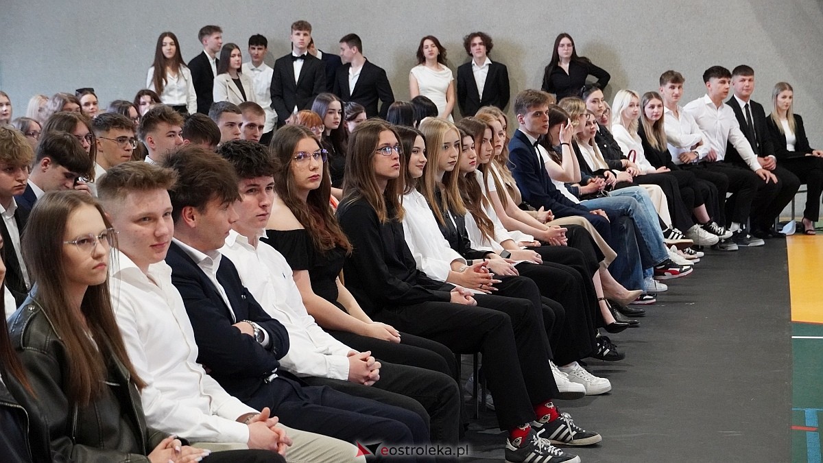 Zakończenie roku szkolnego w III LO w Ostrołęce [25.04.2025] - zdjęcie #75 - eOstroleka.pl