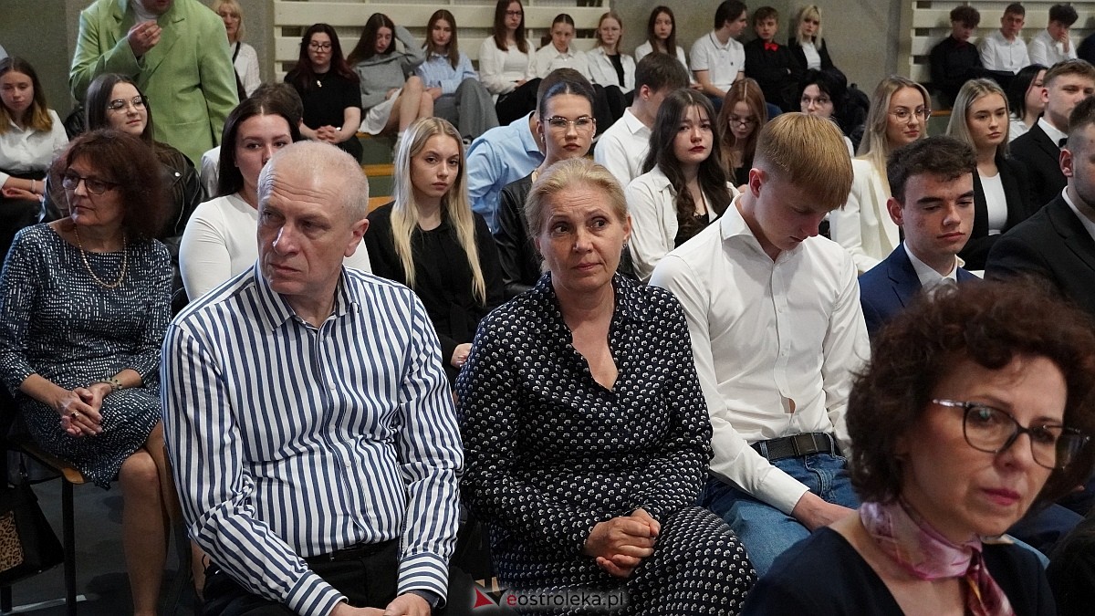 Zakończenie roku szkolnego w III LO w Ostrołęce [25.04.2025] - zdjęcie #73 - eOstroleka.pl