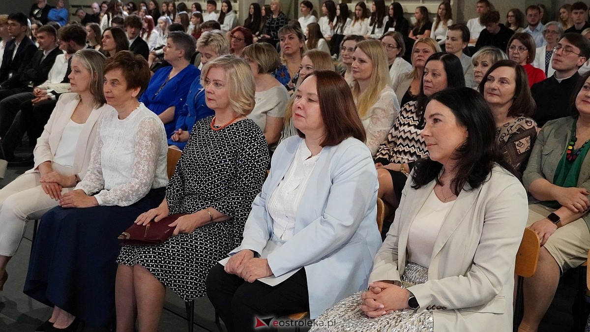 Zakończenie roku szkolnego w III LO w Ostrołęce [25.04.2025] - zdjęcie #71 - eOstroleka.pl