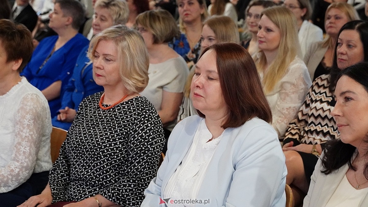 Zakończenie roku szkolnego w III LO w Ostrołęce [25.04.2025] - zdjęcie #69 - eOstroleka.pl