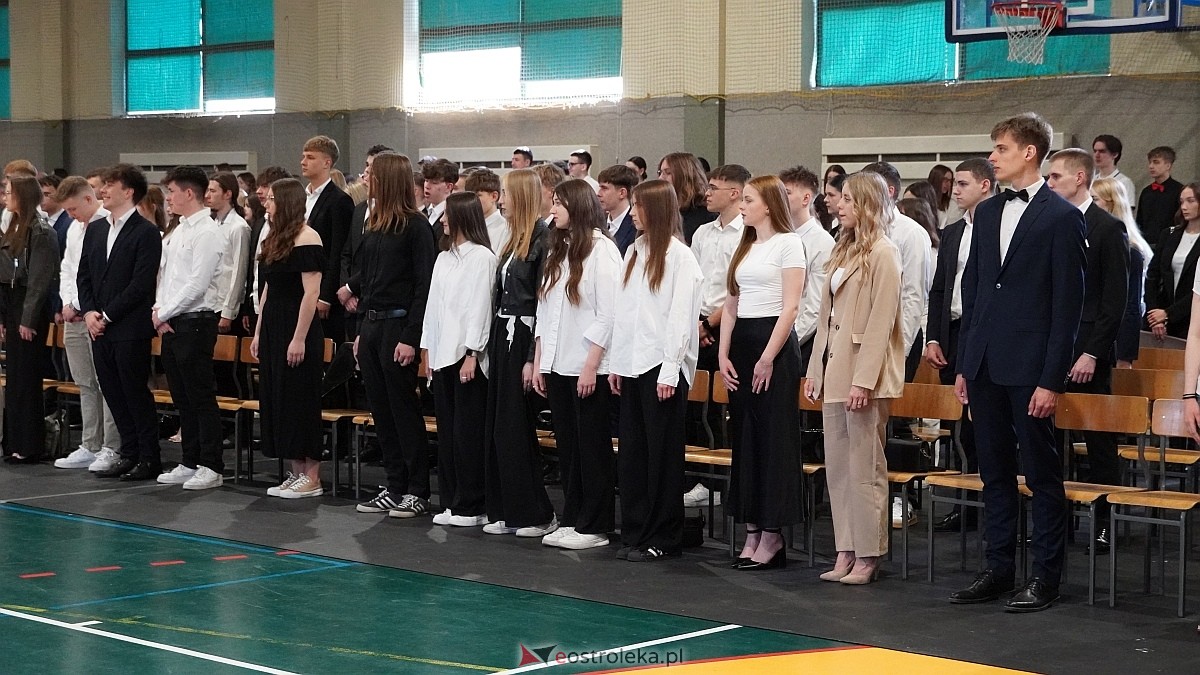 Zakończenie roku szkolnego w III LO w Ostrołęce [25.04.2025] - zdjęcie #49 - eOstroleka.pl
