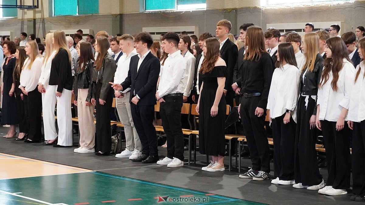 Zakończenie roku szkolnego w III LO w Ostrołęce [25.04.2025] - zdjęcie #80 - eOstroleka.pl