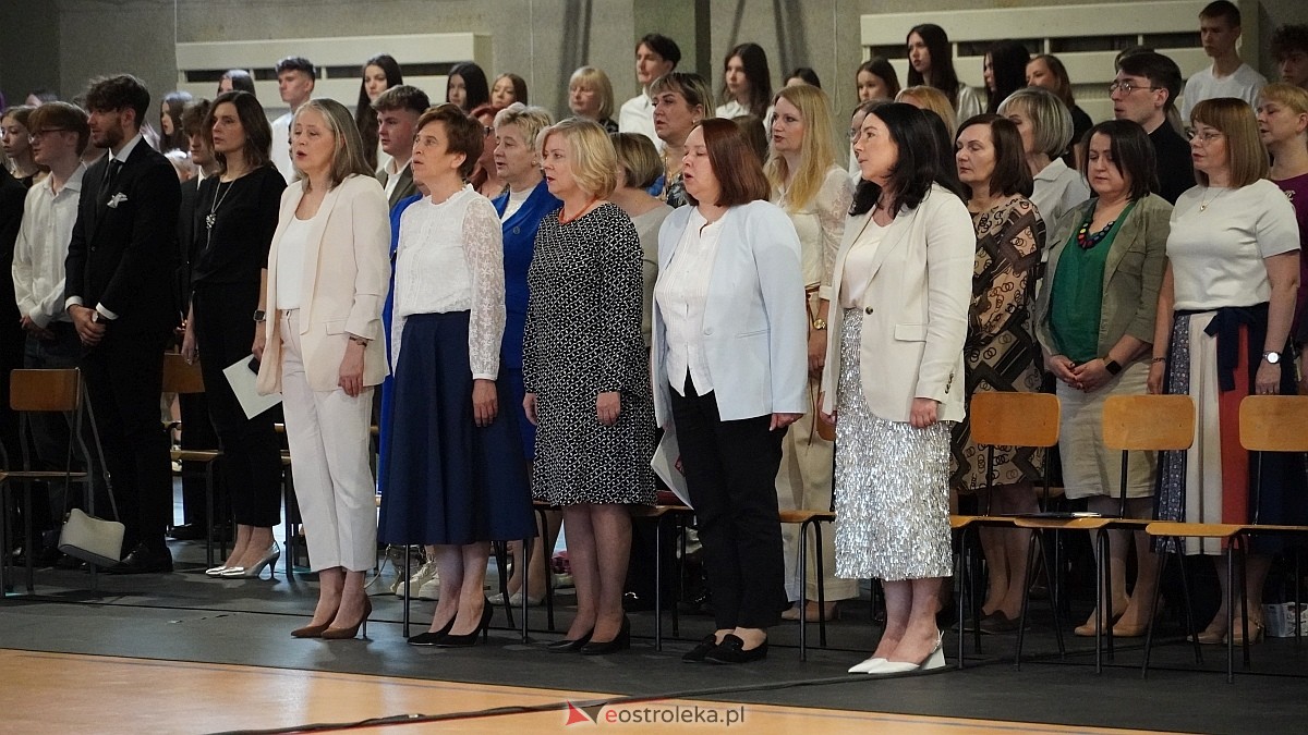 Zakończenie roku szkolnego w III LO w Ostrołęce [25.04.2025] - zdjęcie #76 - eOstroleka.pl