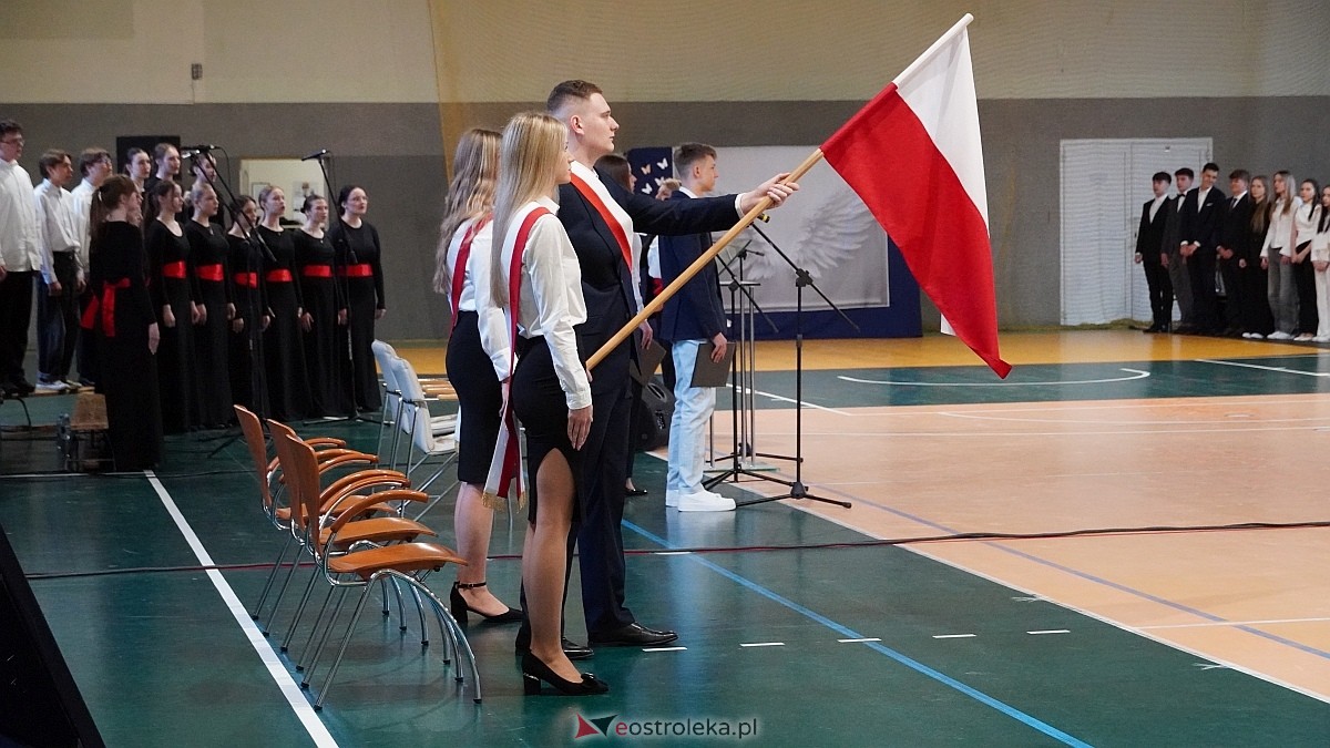 Zakończenie roku szkolnego w III LO w Ostrołęce [25.04.2025] - zdjęcie #74 - eOstroleka.pl