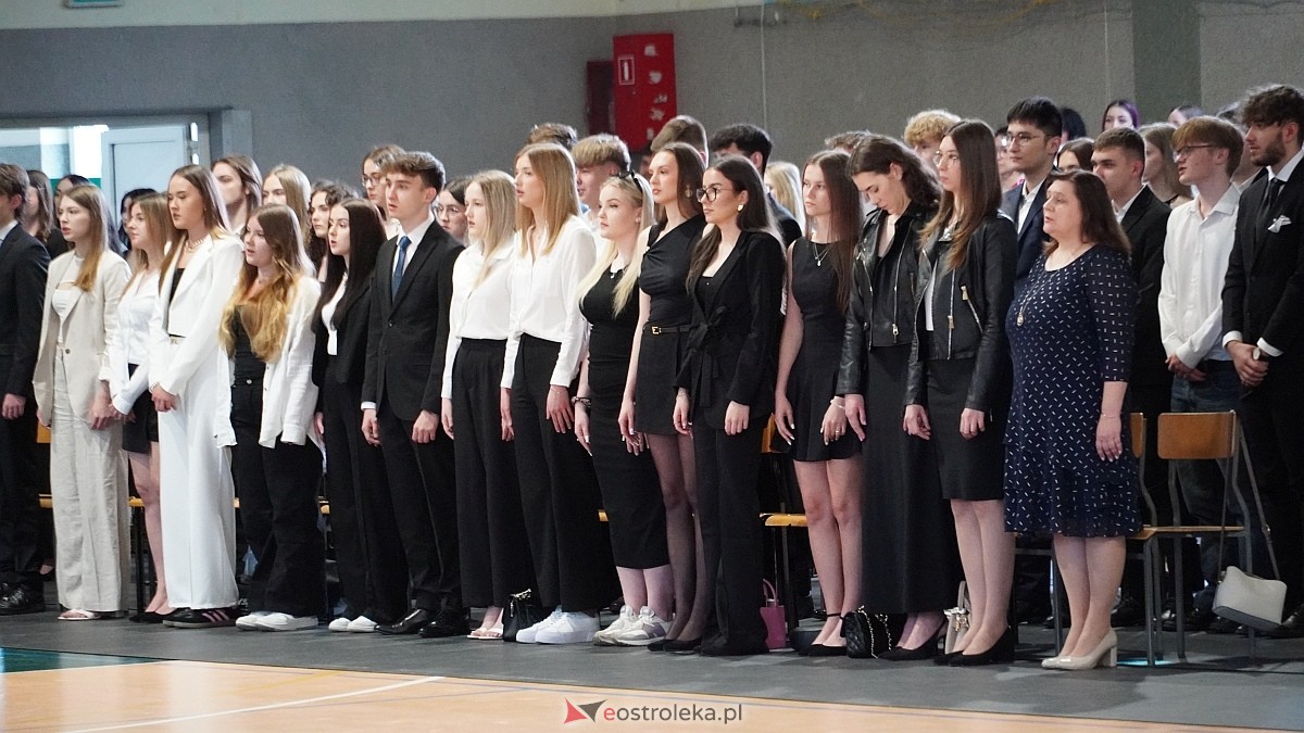 Zakończenie roku szkolnego w III LO w Ostrołęce [25.04.2025] - zdjęcie #70 - eOstroleka.pl